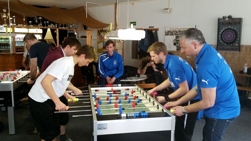 Martin mit Claudio (links) gegen Seega und Hannes (rechts) beobachtet von Reto